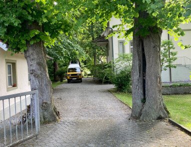 die Einfahrt ist sehr sehr eng. NUr für kleinere Fahrzeuge geeignet