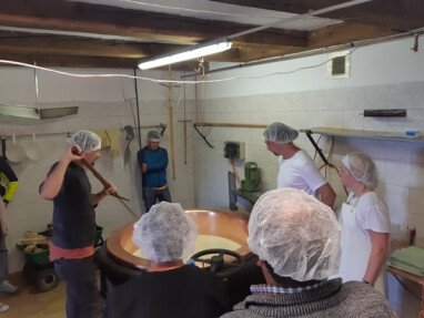 viele verschiedene Kurse: Käsekurs und Kräuterkurse